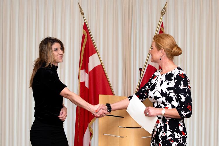 For første gang skal nye danske borgere gennem en grundlovsceremoni og give hånd. Udlændinge- og integrationsminister Inger Støjberg står her i Eigtveds Pakhus selv for håndtrykket. Foto: Finn Frandsen/POLFOTO