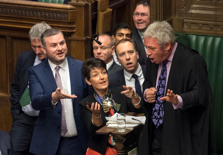 
 Medlemmer af parlamentet forsøger i december at få The Speaker, John Bercow (th.)  til at se et videoklip med Labour-leder Jeremy Corbyn, der ifølge modstandere bør undskylde for at kalde premierministeren for 'stupid woman' Corbyn selv hævder, at han sagde 'stupid people'. '. Foto: Mark Duffy/AP