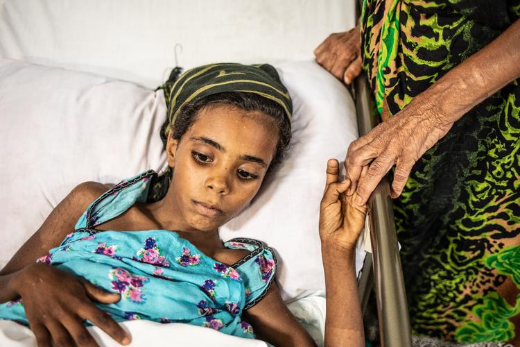 Krigen i Yemen er i høj grad gået ud over civilbefolkningen. Her holder en pige, der trådte på en landmine, sin bedstemor i hånden. Arkivfoto.
 Foto: Agnes Varraine-leca/Agnes Varraine-Leca/MSF