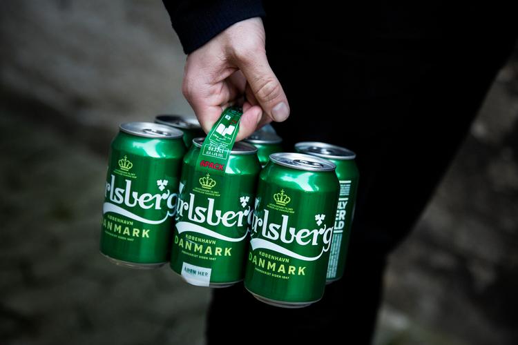 Kunderne skal vænne sig til en ny type sixpacks. Øllerne er limet sammen, og det sparer naturen for en masse plastik. Men håndtaget skal stadig smides i en container til plastaffald.
   Foto: Emma Sejersen/POLFOTO