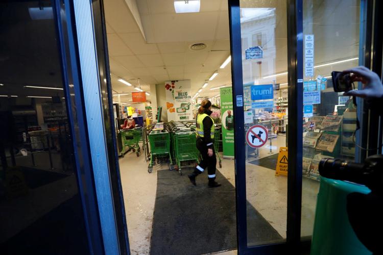 Politiet er i gang med undersøgelser i supermarkedet i Oslo, hvor en mand fredag angreb, hvad der formentlig er tilfældige ofre. Foto: Ntb Scanpix/Ritzau Scanpix