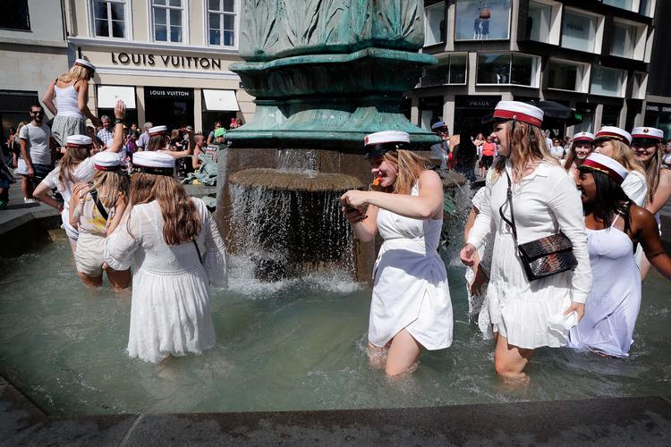
De nyudsprungne studenterne fejrer deres overståede studentereksamen og danser i og omkring Storkespringvandet på Strøget i København. 
   Foto: Jens Dresling/POLFOTO