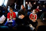 Mikkel Hansen taler med de udsendte medarbejdere fra Børneavisen, da landsholdet møder pressen før mellemrundens start.
   Foto: Jens Dresling/POLFOTO