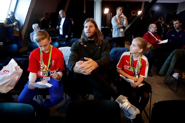 Mikkel Hansen taler med de udsendte medarbejdere fra Børneavisen, da landsholdet møder pressen før mellemrundens start.
   Foto: Jens Dresling/POLFOTO