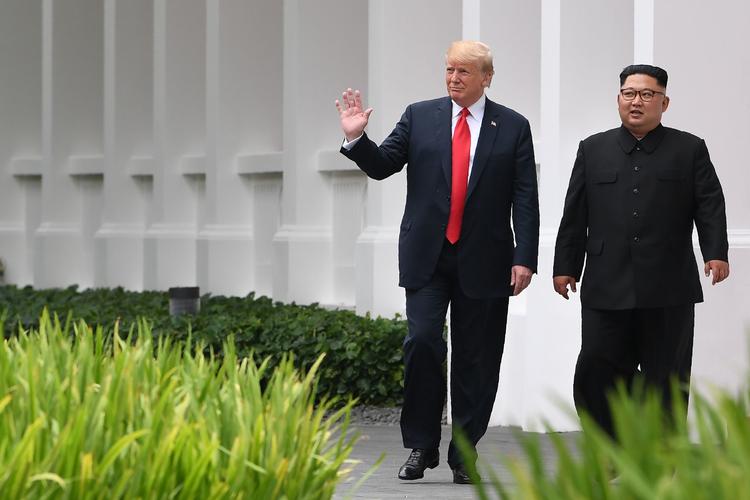 12. juni 2018 mødtes Nordkoreas leder, Kim Jong Un med den amerikanske præsident, Donald Trump. Til februar skal de mødes igen.  Foto: Saul Loeb/Ritzau Scanpix