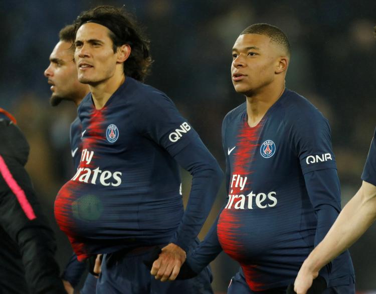 Edinson Cavani var blot 16 minutter om at score tre gange, mens Kylian Mbappe (th.) brugte over 50 minutter.  Foto: Charles Platiau/Ritzau Scanpix