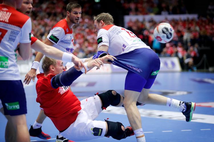 Rene Toft Hansen blev skadet mod Norge, og han er nu ude i 4-6 måneder.
   Foto: Jens Dresling/POLFOTO