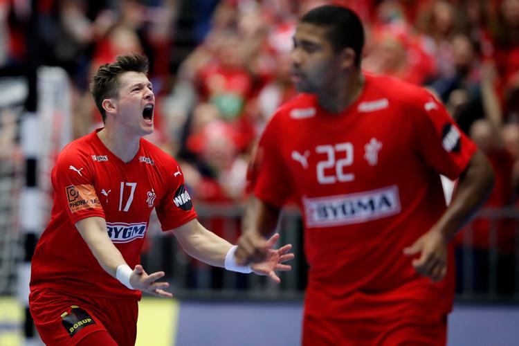 Danmarks Lasse Svan og Mads Mensah efter en scoring. Foto: Jens Dresling/POLFOTO