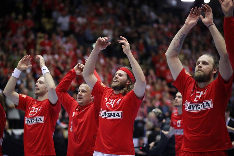 Henrik Toft Hansen, Morten Olsen, Mikkel Hansen og Henrik Møllgaard  efter sejren.
   Foto: Jens Dresling/POLFOTO