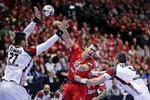 Danmarks Rasmus Lauge med Ungarns Bence Banhidi og Timizsin Schuch.
   Foto: Jens Dresling/POLFOTO