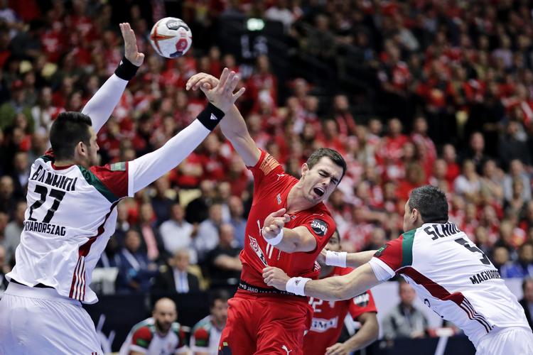 Danmarks Rasmus Lauge med Ungarns Bence Banhidi og Timizsin Schuch.
   Foto: Jens Dresling/POLFOTO