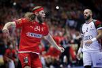 Danmarks Mikkel Hansen jubler efter en scoring. Ungarns Adrian Sipos til højre.
   Foto: Jens Dresling/POLFOTO