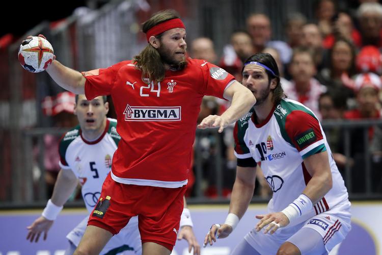 Danmarks Mikkel Hansen og Ungarns Laszlo Nagy.
   Foto: Jens Dresling/POLFOTO
