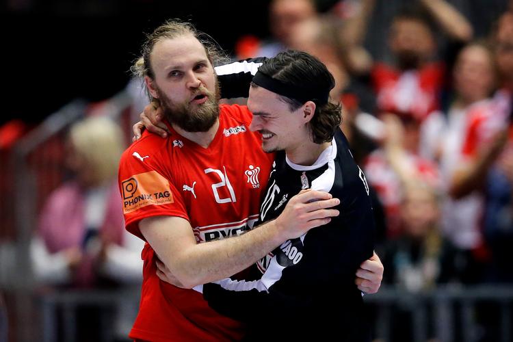 Henrik Møllgaard  var den første til at lykønske Jannick Green med indsatsen efter kampen.
   Foto: Jens Dresling/POLFOTO