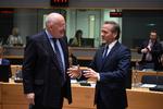 Anders Samuelsen får sig en sludder med første næstformand i EU-kommissionen, Frans Timmermans. Foto: John Thys (arkiv)/Ritzau Scanpix