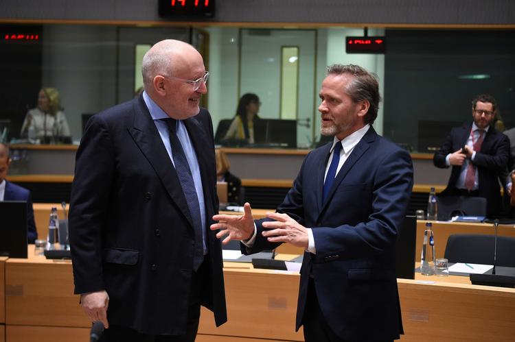 Anders Samuelsen får sig en sludder med første næstformand i EU-kommissionen, Frans Timmermans. Foto: John Thys (arkiv)/Ritzau Scanpix