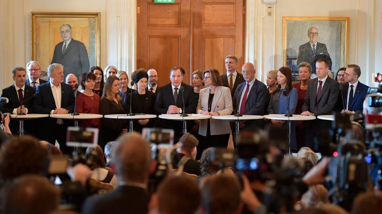 Efter mere end fire måneders forhandlinger kunne den socialdemokratiske statsminister Stefan Löfven i dag præsentere en ny svensk regering.  Foto: 10070 Jessica Gow/tt/Ritzau Scanpix