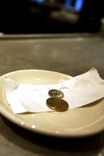 To tredjedele af os giver aldrig drikkepenge, selv om de færreste restauranter i byen har overenskomst og personalet derfor er afhængig af de ekstra kroner. Sløjf drikkepengene og gør maden dyrere, foreslår Ibyens madskribent.  Foto: Ole Steen/POLFOTO