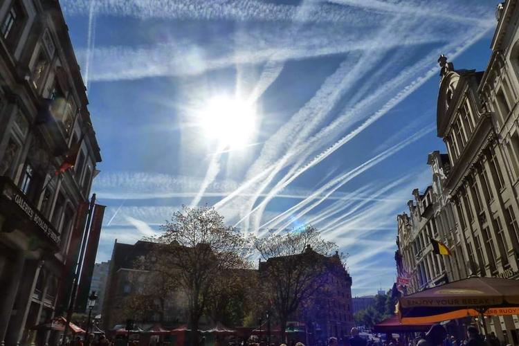 Jens Lauesen har fanget flystriber, der kan udvikle sig til cirrusskyer, en formiddag i Bruxelles.
 Foto: Jens Lauesen 
