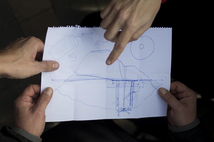 Myndigheder ser på en plan over befrielsen af drengen.  Foto: Jorge Guerrero/Ritzau Scanpix