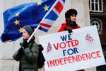 Theresa May satser stadig på at overbevise sine skeptiske partikammerater om at bakke op om skilsmisseaftale med EU. Foto: Tolga Akmen/Ritzau Scanpix