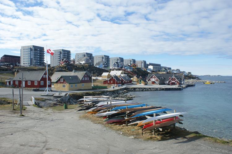 Ingen har formentlig nogensinde kaldt Nuuk for Grønlands smukkeste by. Selv vejret får ofte skældud for at være for gråt og for vådt – også af indbyggerne selv. Men under den lidt triste overflade fortæller hovedstaden en levende historie. Foto: Charlotte Branner