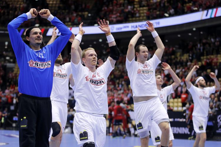Jannick Green, Anders Zachariassen og Simon Hald  jubler efter kampen.
   Foto: Jens Dresling/POLFOTO