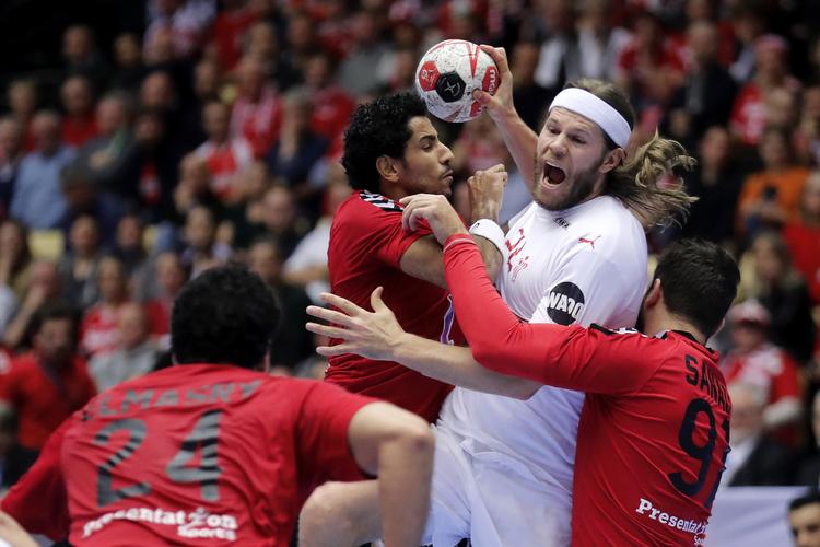 Danmarks  Mikkel Hansen kæmper med Egyptens Ibrahim El-Masry, Ali Zein og Mohamed Sanad.
   Foto: Jens Dresling/POLFOTO