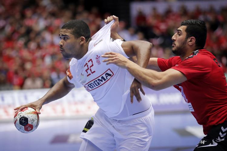 Danmarks  Mads Mensah  og Egyptens Ibrahim El-Masry.
   Foto: Jens Dresling/POLFOTO