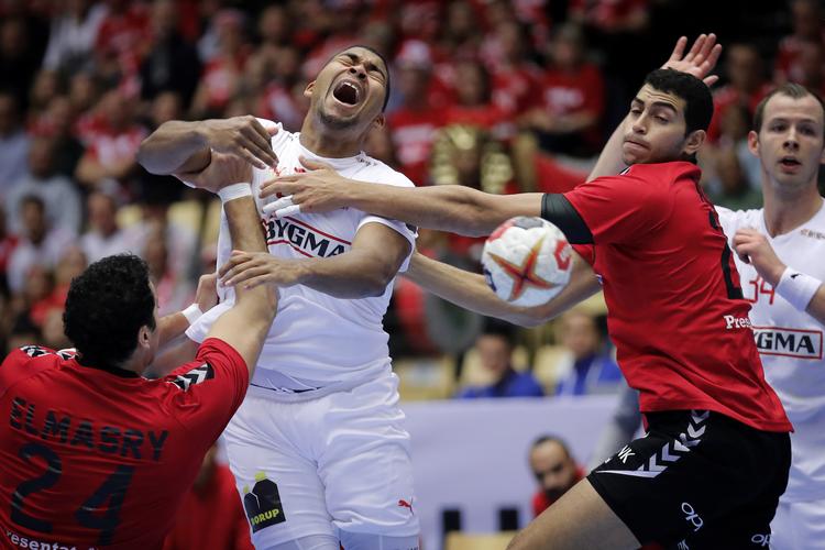 Danmarks Mads Mensah mellem Egyptens Ibrahim El-Masry og Abdelrahman Abdou.
   Foto: Jens Dresling/POLFOTO