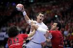 Danmarks  Rasmus Lauge med Egyptens Ali Zein og Ibrahim El-Masry.
   Foto: Jens Dresling/POLFOTO