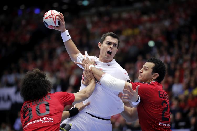 Danmarks  Rasmus Lauge med Egyptens Ali Zein og Ibrahim El-Masry.
   Foto: Jens Dresling/POLFOTO