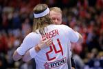 Anders Zachariassen kunne efter kampen takke Mikkel Hansen for de mange fine afleveringer, der blev sendt ind på stregen.
   Foto: Jens Dresling/POLFOTO