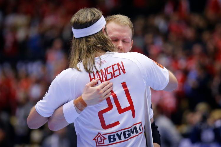 Anders Zachariassen kunne efter kampen takke Mikkel Hansen for de mange fine afleveringer, der blev sendt ind på stregen.
   Foto: Jens Dresling/POLFOTO