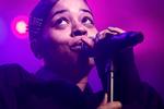 
 Ella Mai havde  ganske særlig kemi med både band, korsangere og publikum og fik kærestefolket i publikum til at synge serenader til hinanden.  Foto: Emma Sejersen/POLFOTO