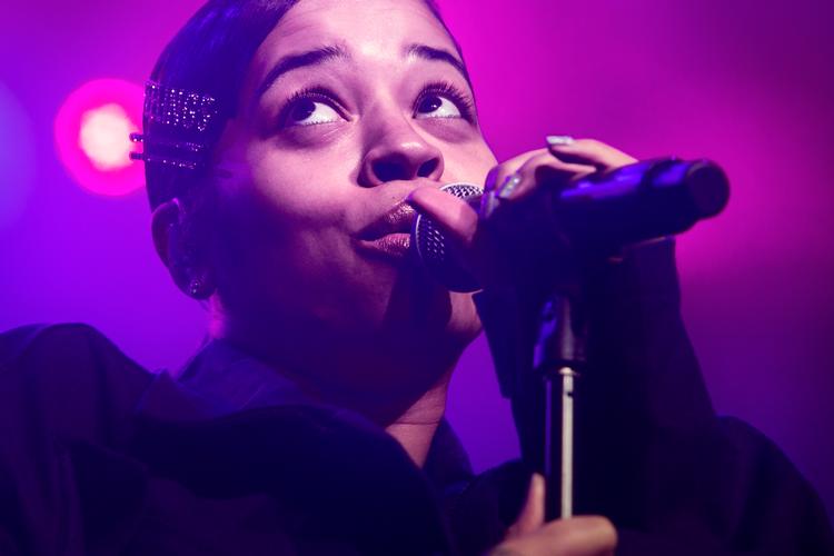 
 Ella Mai havde  ganske særlig kemi med både band, korsangere og publikum og fik kærestefolket i publikum til at synge serenader til hinanden.  Foto: Emma Sejersen/POLFOTO