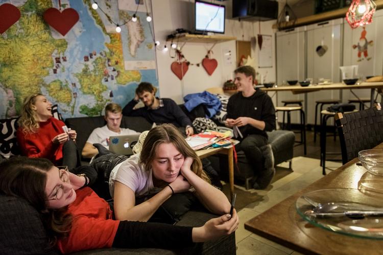 Inden for Egmont-kollegiets mure bor 22 studerende på værelser ud til en lang grøn gang; de spiser sammen, studerer sammen og fester sammen.
   Foto: Mads Nissen/POLFOTO