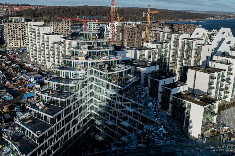 Der er fuld gang i byggeprojekter i Aarhus Ø, hvor der skal udvides med nye hoteller.  Foto: Casper Dalhoff