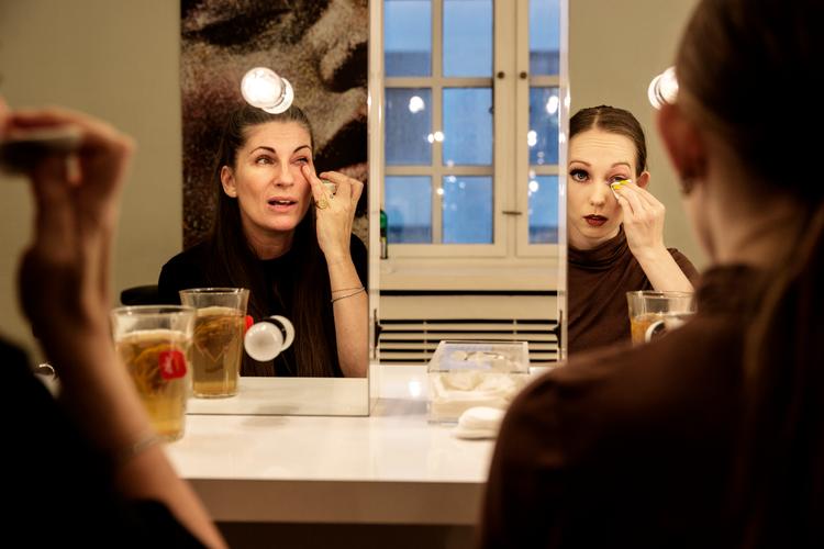 Vinderen i Politikens test af discount øjenmakeupfjerner får reaktioner som »Den er godt nok lækker og meget mild« og »Det er ret dejligt, at man ikke skal kæmpe med at få det af. Mine øjne er på ingen måde irriterede« med på vejen. Testens dommere er Sine Ginsborg, make-up-artist og ejer af Sine Ginsborg Make-Up School (til venstre) samt balletdanser Stephanie Sahlgren. Foto: Emma Sejersen/POLFOTO