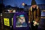 Sofie Garde med datteren Ronja, der går i 1. klasse, føler sig overhovedet ikke stresset over Forældreintra. Hun synes tværtimod, at den digitale kontakt mellem skolen og hjem er smart og let at bruge. Foto: Martin Lehmann