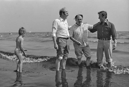 Anker Jørgensen åbnede badestranden sammen med amtsborgmester Per Kaalund og Frederiksbergs førstemand John Winther. Arkivfoto. Foto: Lars Hansen/POLFOTO