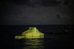 Fredag i sidste uge havarerede en gummibåd med 120 migranter om bord ud for den libyske kyst. Et fly fra den italienske kystvagt kastede redningsflåder ud til tre overlevende mænd. Dagen efter ledte ngo-skibet 'Sea-Watch 3' forgæves efter flere overlevende.
 Foto: Federico Scoppa/Ritzau Scanpix