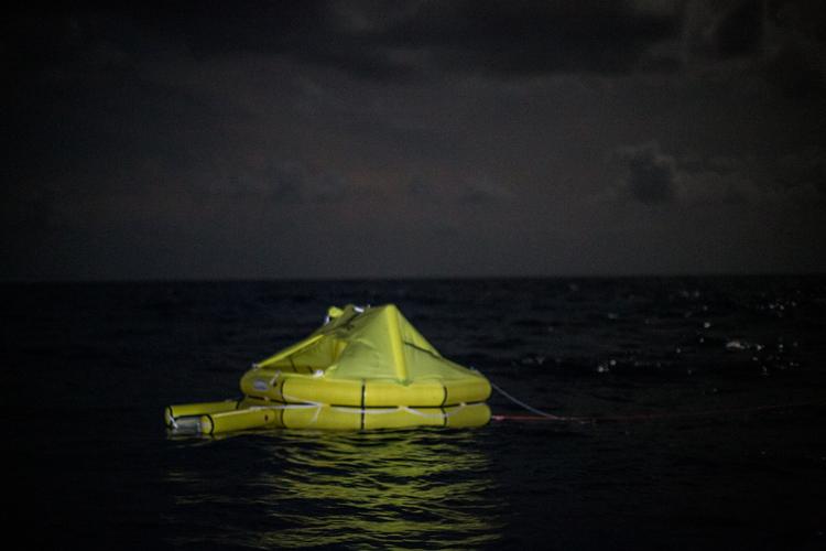 Fredag i sidste uge havarerede en gummibåd med 120 migranter om bord ud for den libyske kyst. Et fly fra den italienske kystvagt kastede redningsflåder ud til tre overlevende mænd. Dagen efter ledte ngo-skibet 'Sea-Watch 3' forgæves efter flere overlevende.
 Foto: Federico Scoppa/Ritzau Scanpix