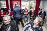 Socialdemokratiets formand, Mette Frederiksen, taler med folk før præsentation af udspillet 'De mest nedslidte fortjener også en værdig pension' på et pressemøde på Plejecenter Sølund i København tidligere i dag. Foto: Mads Claus Rasmussen/Ritzau Scanpix