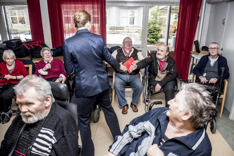 Socialdemokratiets formand, Mette Frederiksen, taler med folk før præsentation af udspillet 'De mest nedslidte fortjener også en værdig pension' på et pressemøde på Plejecenter Sølund i København tidligere i dag. Foto: Mads Claus Rasmussen/Ritzau Scanpix