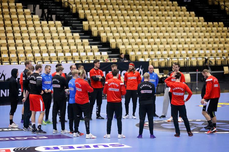 Tirsdag trænede landsholdet for lukkede døre i Boxen. Onsdag vil der være fuldt hus, når pladsen i semifinalen skal sikres.
   Foto: Jens Dresling/POLFOTO