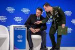 Brasiliens militærglade præsident, Jair Bolsonaro, fik hjælp af en officer ved topmødet i Davos.  Foto: Fabrice Coffrini, AfP. Foto: Fabrice Coffrini/Ritzau Scanpix