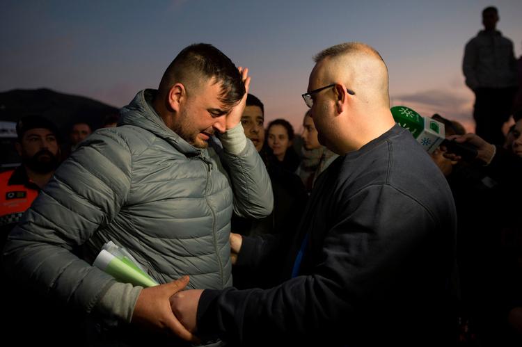 Julens forældre Jose Rosello (til venstre) og Victoria Garcia har ikke mistet håbet om, at redningsfolkene når ind til deres søn i tide.
    Foto: Jorge Guerrero/Ritzau Scanpix