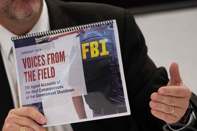 Tom O'Connor, der er formand for sammenslutningen af FBI-agenter, holder FBI-rapporten 'Voices From the Field' under en pressekonference. Forbundspolitiet har svært at ved betale sine informanter under nedlukningen af dele af det amerikanske statsapparat. Det kan gå ud over bl.a. terrorbekæmpelse.  Foto: Jim Watson/Ritzau Scanpix