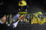 FC Nantes-tilhængere lægger blomster i Nantes, efter det kom frem at den argentinske fodboldspiller, Emiliano Sala, forsvandt under en flyvning over Den Engelske Kanal mandag aften.  Foto: Loic Venance/Ritzau Scanpix